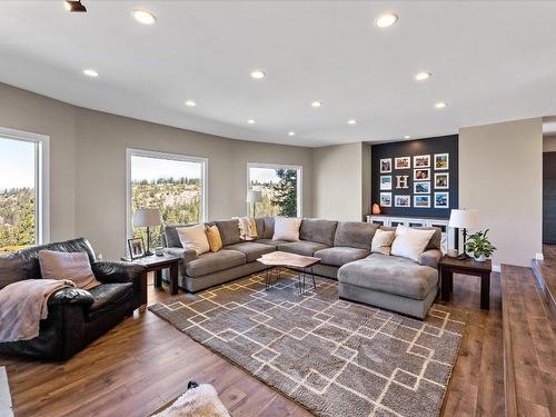 840 Steele Road, Kelowna, BC - Indoor Photo Showing Living Room