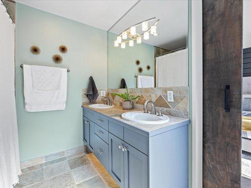 840 Steele Road, Kelowna, BC - Indoor Photo Showing Bathroom