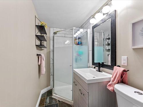 840 Steele Road, Kelowna, BC - Indoor Photo Showing Bathroom