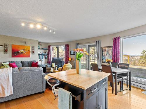 840 Steele Road, Kelowna, BC - Indoor Photo Showing Living Room