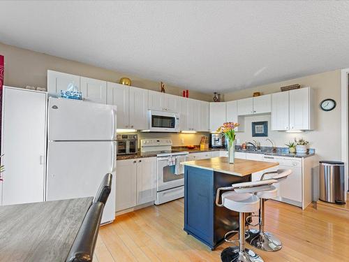 840 Steele Road, Kelowna, BC - Indoor Photo Showing Kitchen