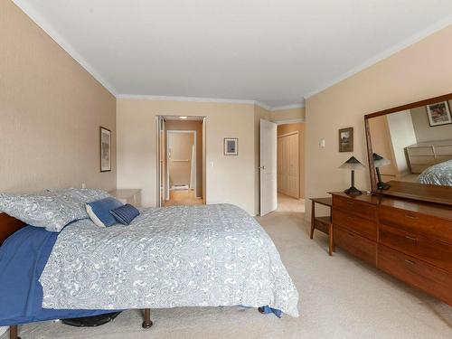 312-985 Klo Road, Kelowna, BC - Indoor Photo Showing Bedroom