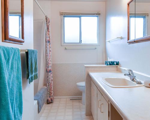 360 Sudbury Avenue, Penticton, BC - Indoor Photo Showing Bathroom