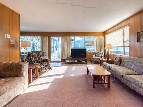360 Sudbury Avenue, Penticton, BC - Indoor Photo Showing Living Room
