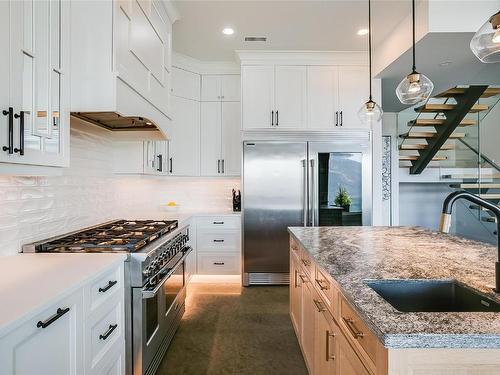112 Sunset Boulevard, Vernon, BC - Indoor Photo Showing Kitchen With Upgraded Kitchen