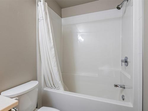 418-3409 28 Avenue, Vernon, BC - Indoor Photo Showing Bathroom