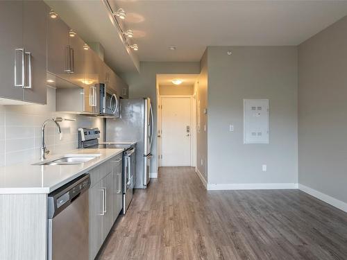 418-3409 28 Avenue, Vernon, BC - Indoor Photo Showing Kitchen With Stainless Steel Kitchen With Upgraded Kitchen
