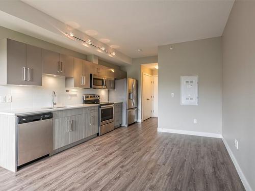418-3409 28 Avenue, Vernon, BC - Indoor Photo Showing Kitchen With Stainless Steel Kitchen