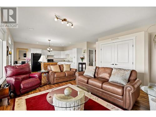 1467 Montenegro Drive, Kelowna, BC - Indoor Photo Showing Living Room