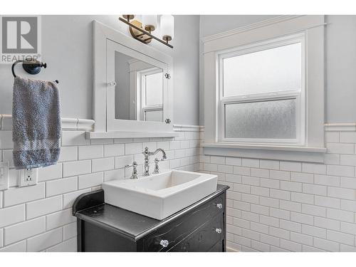 946 Laurier Avenue, Kelowna, BC - Indoor Photo Showing Bathroom