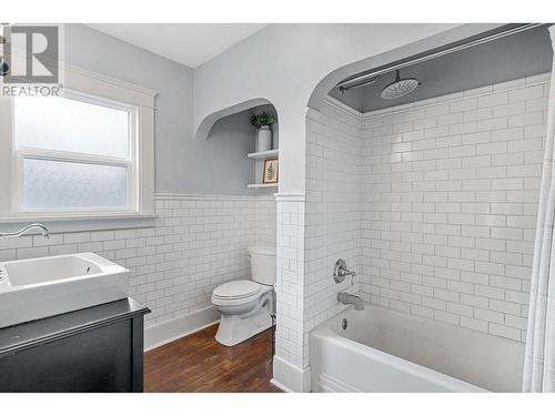 946 Laurier Avenue, Kelowna, BC - Indoor Photo Showing Bathroom
