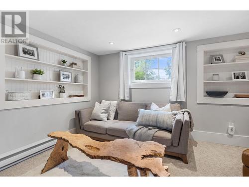 946 Laurier Avenue, Kelowna, BC - Indoor Photo Showing Living Room