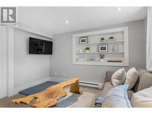 946 Laurier Avenue, Kelowna, BC - Indoor Photo Showing Other Room