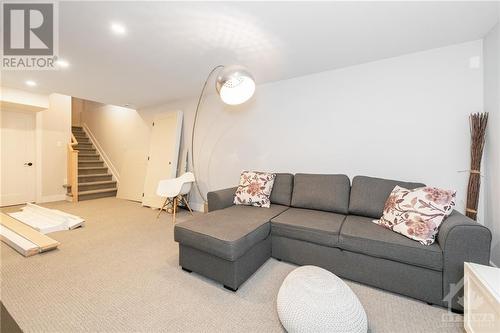 266 Avro Circle, Ottawa, ON - Indoor Photo Showing Living Room