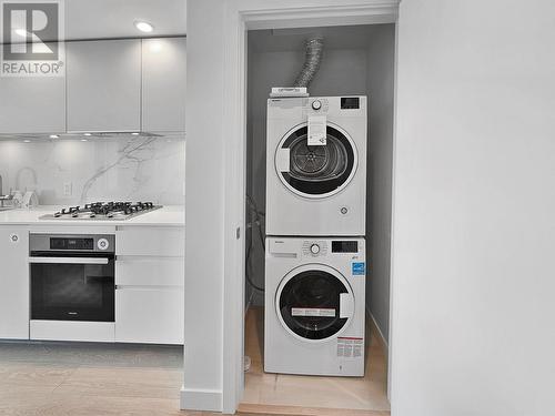 6537 Telford Avenue, Burnaby, BC - Indoor Photo Showing Laundry Room