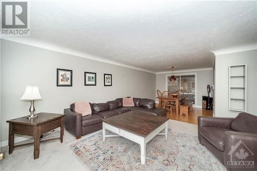 70 Rebecca Crescent, Ottawa, ON - Indoor Photo Showing Living Room