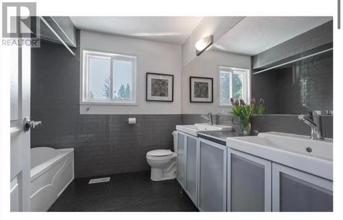 1069 Fairview Road, Gibsons, BC - Indoor Photo Showing Bathroom