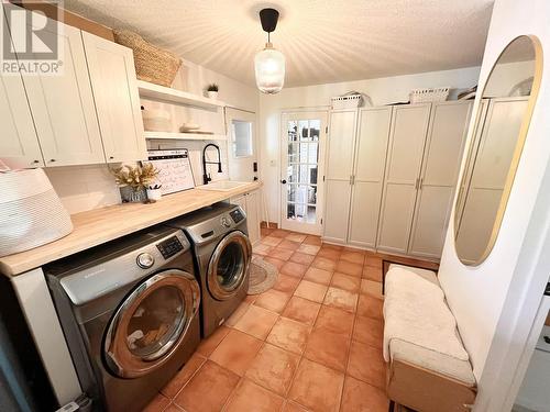 1069 Fairview Road, Gibsons, BC - Indoor Photo Showing Laundry Room