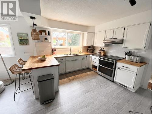 1069 Fairview Road, Gibsons, BC - Indoor Photo Showing Kitchen With Double Sink