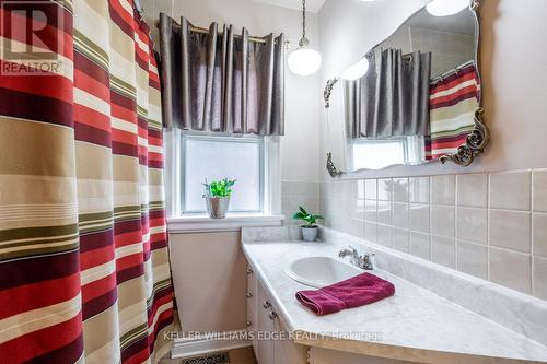 110 First Street N, Hamilton, ON - Indoor Photo Showing Bathroom
