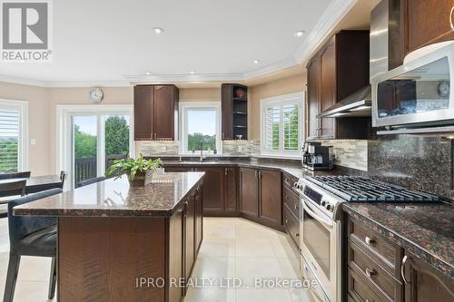 23 Pinebrook Circle, Caledon, ON - Indoor Photo Showing Kitchen With Upgraded Kitchen