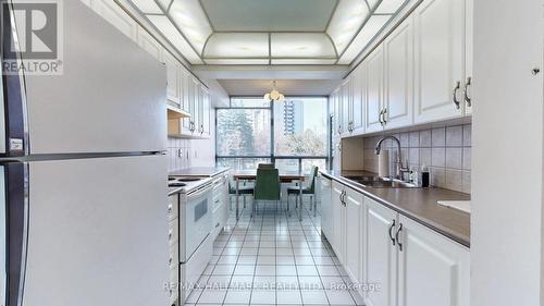 206 - 1121 Steeles Avenue W, Toronto, ON - Indoor Photo Showing Kitchen