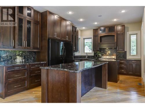 7180 Dixon Dam Road, Vernon, BC - Indoor Photo Showing Kitchen With Upgraded Kitchen