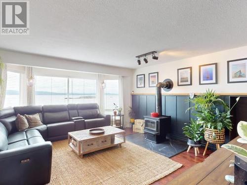 8317 Highway 101, Powell River, BC - Indoor Photo Showing Kitchen With Double Sink With Upgraded Kitchen