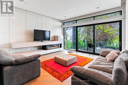 67 Lake Promenade, Toronto W06, ON - Indoor Photo Showing Living Room