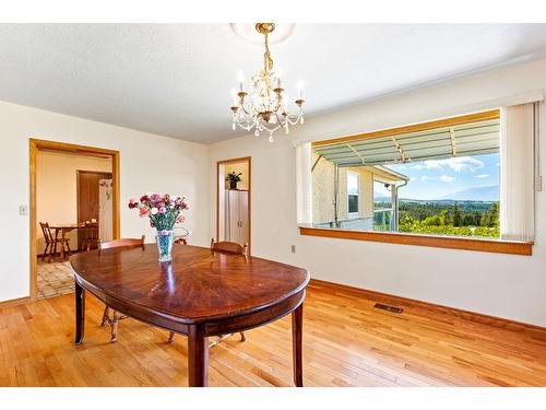 3820 38Th Avenue N, Creston, BC - Indoor Photo Showing Dining Room