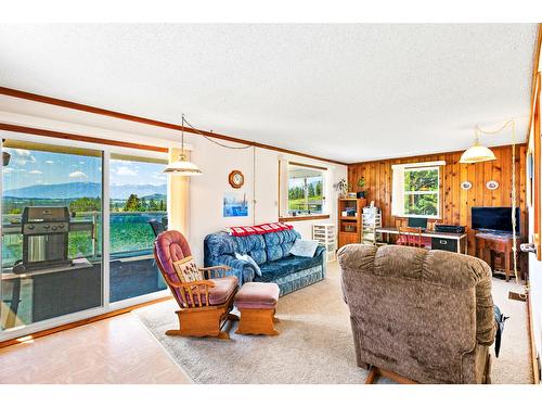 3820 38Th Avenue N, Creston, BC - Indoor Photo Showing Living Room