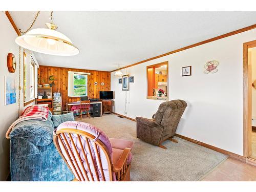 3820 38Th Avenue N, Creston, BC - Indoor Photo Showing Living Room