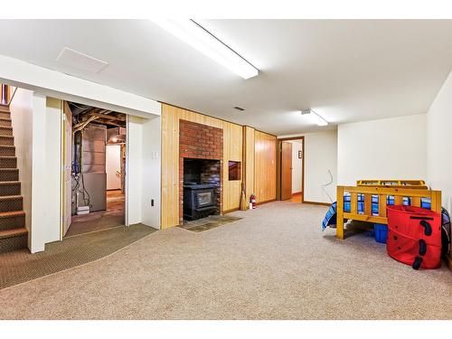 3820 38Th Avenue N, Creston, BC - Indoor With Fireplace