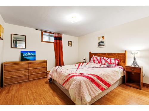 3820 38Th Avenue N, Creston, BC - Indoor Photo Showing Bedroom