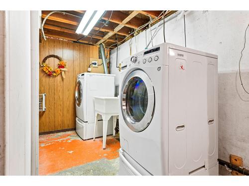 3820 38Th Avenue N, Creston, BC - Indoor Photo Showing Laundry Room