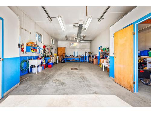 3820 38Th Avenue N, Creston, BC - Indoor Photo Showing Garage