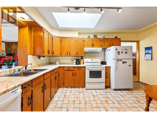 3820 38Th  N Avenue, Creston, BC - Indoor Photo Showing Kitchen With Double Sink