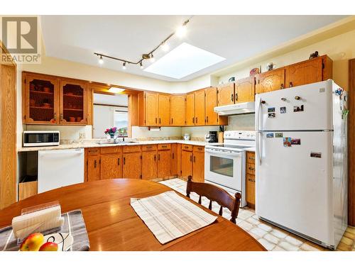 3820 38Th  N Avenue, Creston, BC - Indoor Photo Showing Kitchen