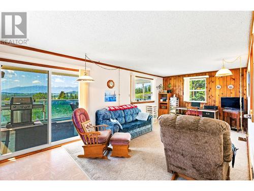 3820 38Th  N Avenue, Creston, BC - Indoor Photo Showing Living Room