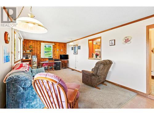 3820 38Th  N Avenue, Creston, BC - Indoor Photo Showing Living Room