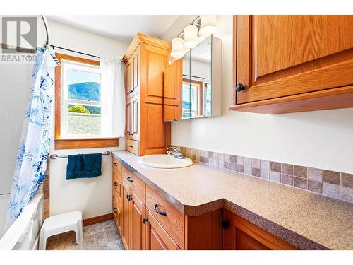 3820 38Th  N Avenue, Creston, BC - Indoor Photo Showing Bathroom