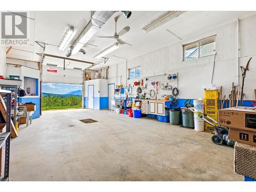 3820 38Th  N Avenue, Creston, BC - Indoor Photo Showing Garage