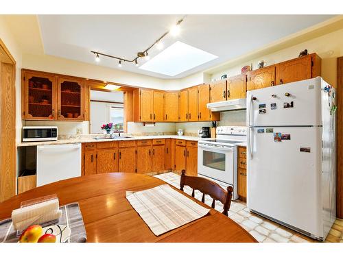 3820 38Th Avenue N, Creston, BC - Indoor Photo Showing Kitchen