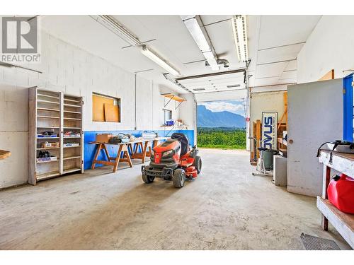 3820 38Th  N Avenue, Creston, BC - Indoor Photo Showing Garage