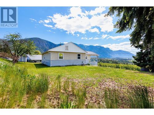 3820 38Th  N Avenue, Creston, BC - Outdoor