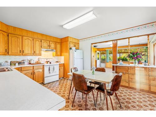 530 11Th Avenue S, Creston, BC - Indoor Photo Showing Kitchen With Double Sink