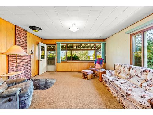 530 11Th Avenue S, Creston, BC - Indoor Photo Showing Living Room