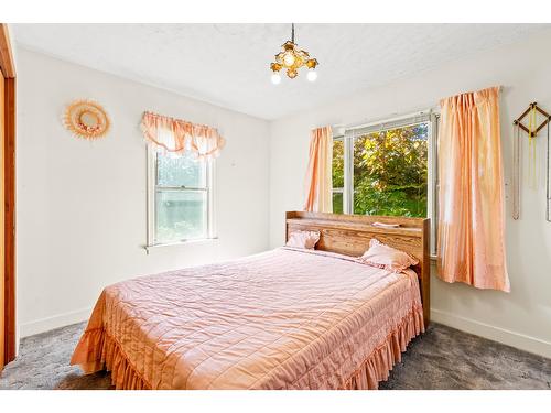 530 11Th Avenue S, Creston, BC - Indoor Photo Showing Bedroom