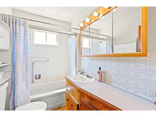 530 11Th Avenue S, Creston, BC - Indoor Photo Showing Bathroom