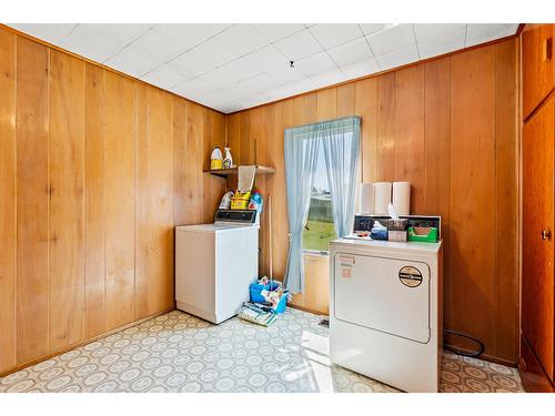 530 11Th Avenue S, Creston, BC - Indoor Photo Showing Laundry Room